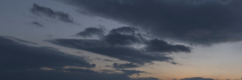 深蓝夜幕初降临，云隙微光诉黄昏