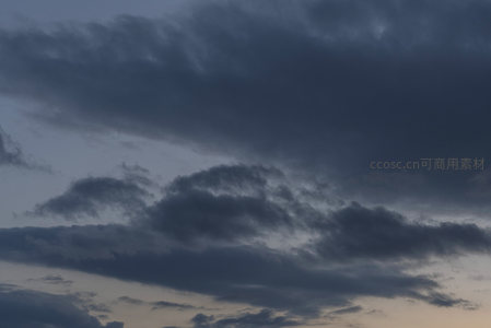 暗云密布遮天日，暮色苍茫显沉静