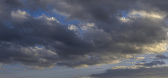 厚重云层下的深邃天空