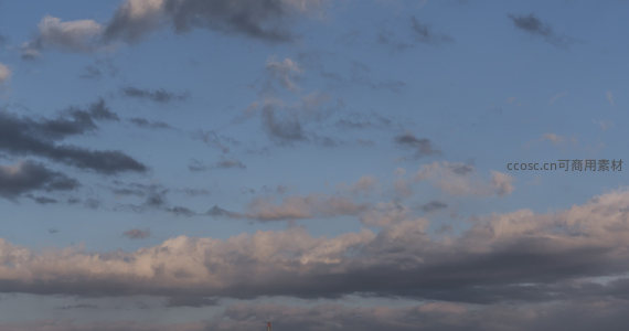 暮色渐染的多变云层