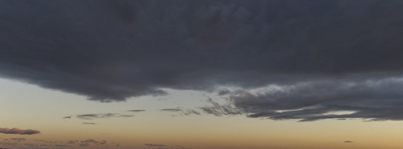 暮色苍穹，乌云压顶映霞光