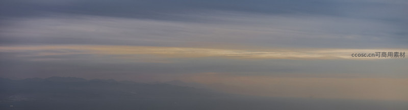 远山如黛，云海轻抚天际线