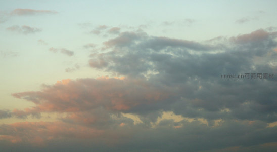 晚霞漫天，云团镀金舞翩跹