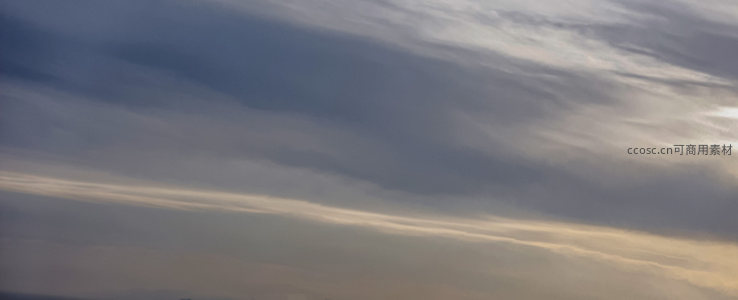 暮色云层流动，天空渐染金黄