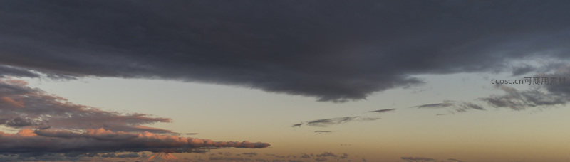 乌云压顶，晚霞隐现山巅