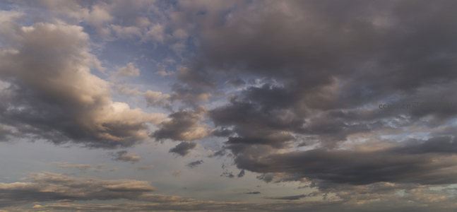 夕阳染云层如画卷展开