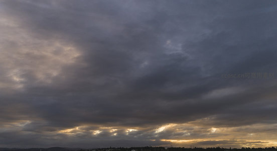 乌云密布间透出耀眼金光