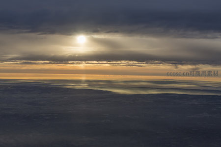 云层缝隙中的金色阳光洒向大地