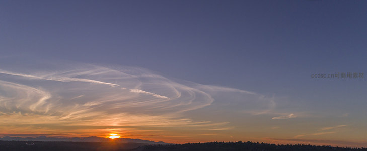 夕阳沉入山峦，云海翻腾如画布