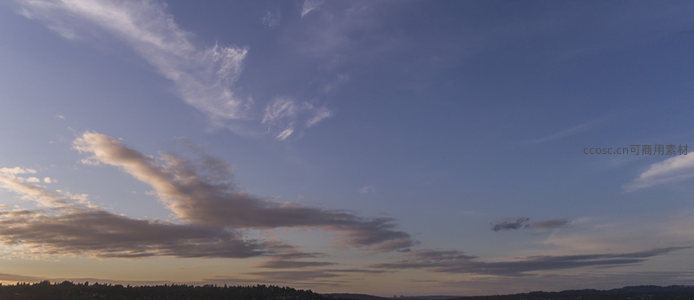 清晨薄云笼罩的城市边缘天际线
