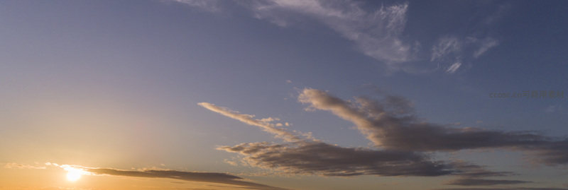 晨曦初露，淡云轻舞碧空