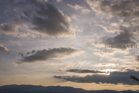 阳光穿透云层洒向山峦