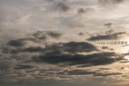 云海翻涌，暮光温柔铺展