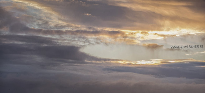 层叠云海间透出温暖的夕阳光芒