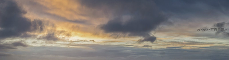 云涛奔涌，霞光破云而出