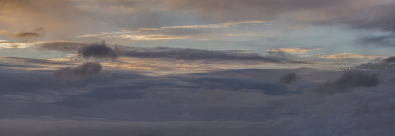高空俯瞰云层变幻，暮色苍茫天地辽阔