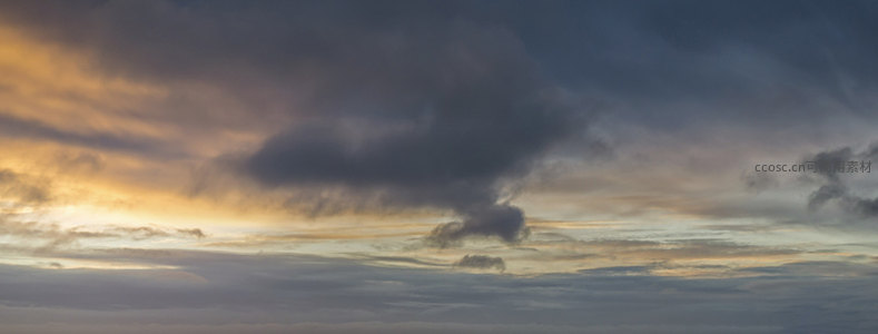 乌云压境霞光破晓，戏剧性天空震撼人心