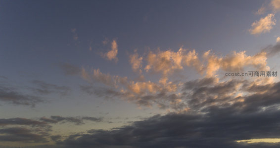 暮色云霞染天际，光影交织如画卷