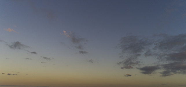 天边余晖渐隐，云影悠然入画来