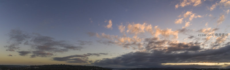 暮色云霞染天际，山峦静默映晚辉