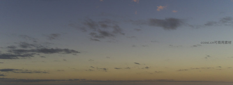 海天一色暮云低，霞光万道染苍穹