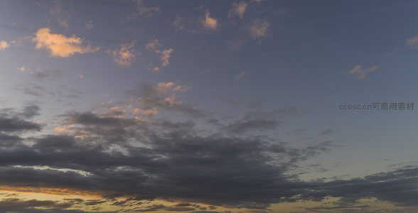 云海翻涌夕照里，光影交错绘天幕