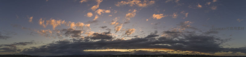 长空万里云如锦，落日熔金染远山