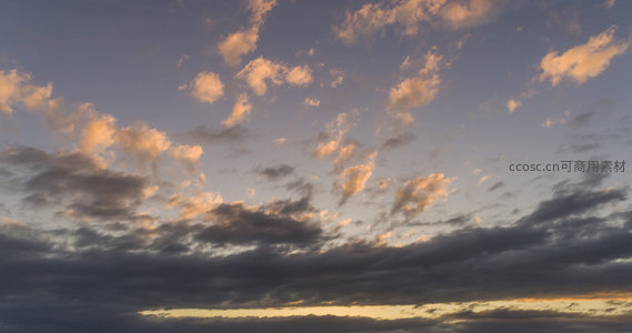 云卷云舒夕阳里，天边霞光似锦织