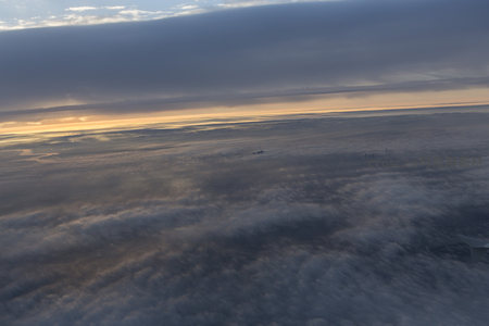云端之上瞰苍穹，云海翻涌日初升