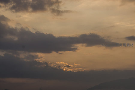 云破日出山峦间，霞光万道染苍穹