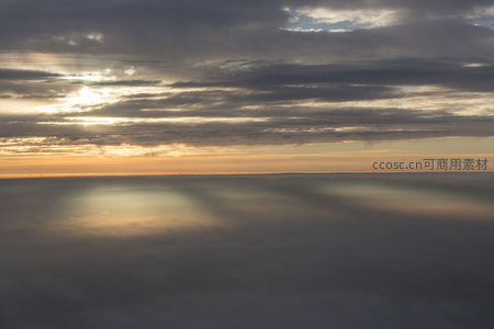云海之上，金色霞光穿透厚重云层
