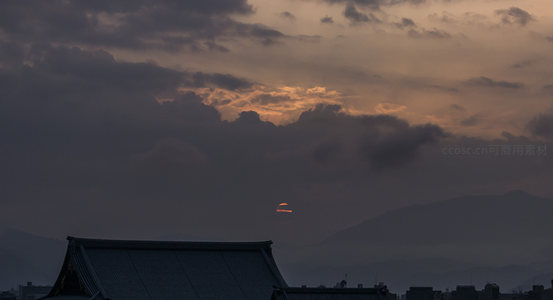 古寺飞檐剪影，夕阳沉入远山云霭