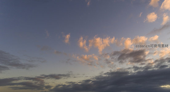 暮色苍穹，朵朵云絮被晚霞温柔点燃