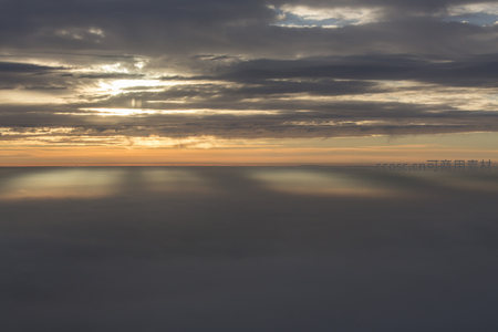 破云而出，夕阳余晖洒满天际