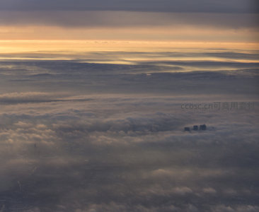 云中孤城，高楼刺破雾霭天幕
