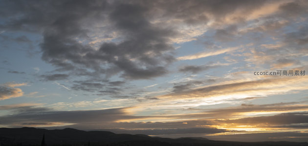 日落云海染金辉，山峦剪影映天际