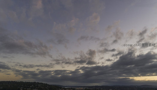 黄昏云絮漫天舞，城市轮廓渐朦胧