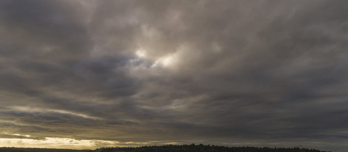 乌云密布光破隙，大地苍茫待雨来