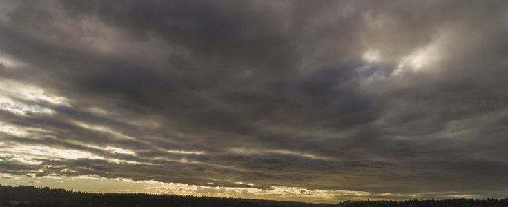 暮色苍穹，云层翻涌如海