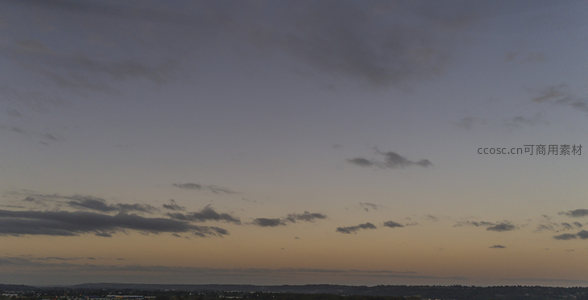 天际微云，暮色温柔如画