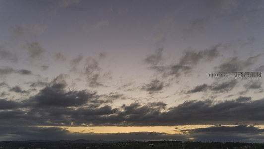 暮霭沉沉云涌城市天边霞光