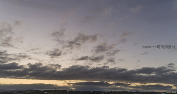 暮色云层下的宁静天际线