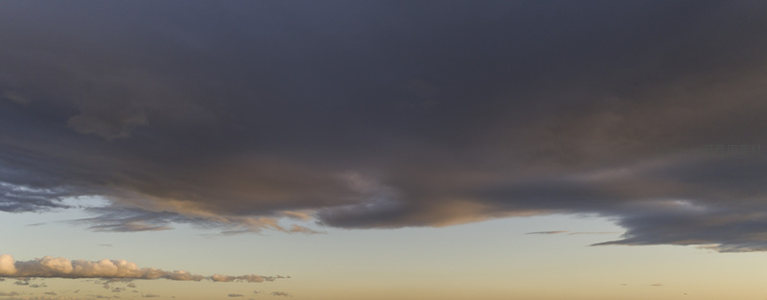 低空云团与晚霞交织的天空