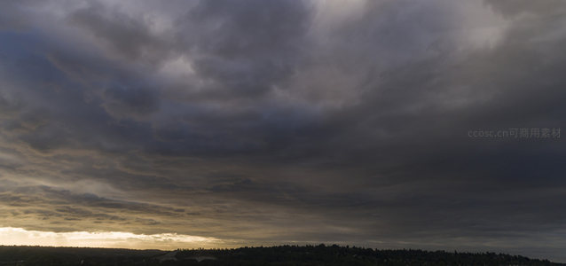 乌云压境时的破晓曙光