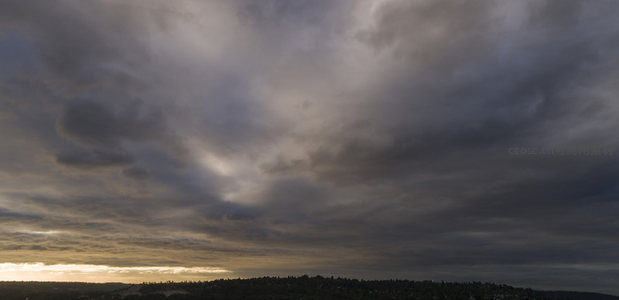 暮色苍穹，云海翻涌如墨染天际