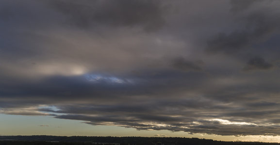 云隙微光，破晓前的宁静天幕