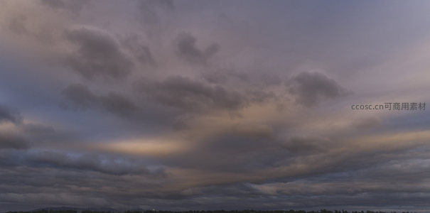 暮色低垂云层厚重如墨