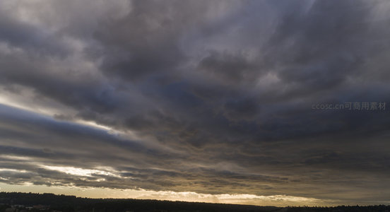 雷雨将至云涌山峦之间