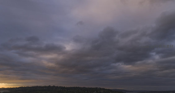 暮色苍穹云海翻涌，城市轮廓隐现天际