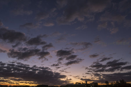 紫霞满天云朵舞，城市剪影迎黄昏